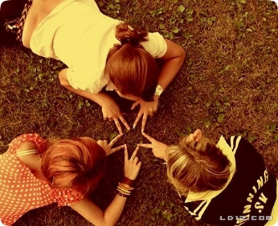 那个陪你逛街试衣服的人，那个能把你每一瓶指甲油都试一遍的人， 那个总为了晚上吃什么，能和你纠结一下午的人，那个你请吃饭都挑不贵的地方，会宰男人可不会宰你的人，那个你有异性没人性时不会想起她，可受伤后会…