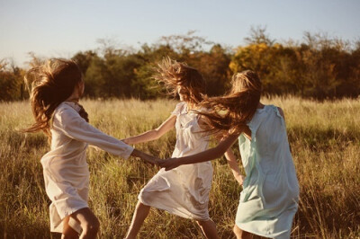 那个陪你逛街试衣服的人，那个能把你每一瓶指甲油都试一遍的人， 那个总为了晚上吃什么，能和你纠结一下午的人，那个你请吃饭都挑不贵的地方，会宰男人可不会宰你的人，那个你有异性没人性时不会想起她，可受伤后会…