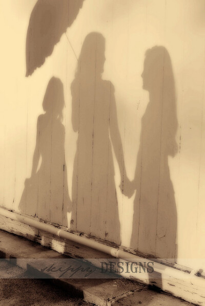 那个陪你逛街试衣服的人，那个能把你每一瓶指甲油都试一遍的人， 那个总为了晚上吃什么，能和你纠结一下午的人，那个你请吃饭都挑不贵的地方，会宰男人可不会宰你的人，那个你有异性没人性时不会想起她，可受伤后会…