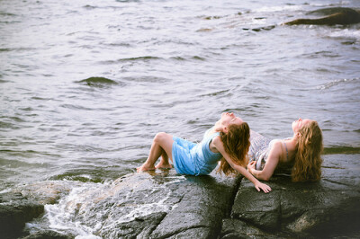 那个陪你逛街试衣服的人，那个能把你每一瓶指甲油都试一遍的人， 那个总为了晚上吃什么，能和你纠结一下午的人，那个你请吃饭都挑不贵的地方，会宰男人可不会宰你的人，那个你有异性没人性时不会想起她，可受伤后会…