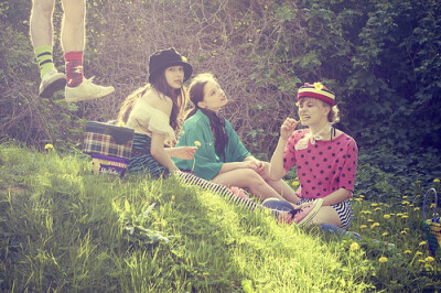 那个陪你逛街试衣服的人，那个能把你每一瓶指甲油都试一遍的人， 那个总为了晚上吃什么，能和你纠结一下午的人，那个你请吃饭都挑不贵的地方，会宰男人可不会宰你的人，那个你有异性没人性时不会想起她，可受伤后会…