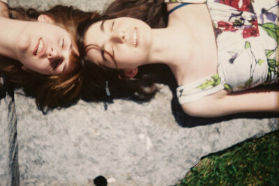 那个陪你逛街试衣服的人，那个能把你每一瓶指甲油都试一遍的人， 那个总为了晚上吃什么，能和你纠结一下午的人，那个你请吃饭都挑不贵的地方，会宰男人可不会宰你的人，那个你有异性没人性时不会想起她，可受伤后会…