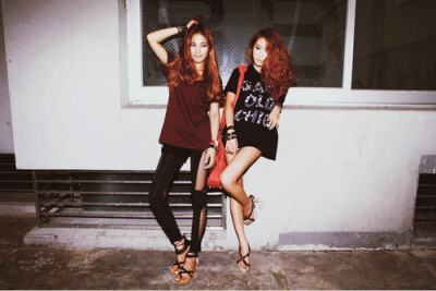 那个陪你逛街试衣服的人，那个能把你每一瓶指甲油都试一遍的人， 那个总为了晚上吃什么，能和你纠结一下午的人，那个你请吃饭都挑不贵的地方，会宰男人可不会宰你的人，那个你有异性没人性时不会想起她，可受伤后会…