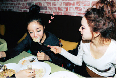 那个陪你逛街试衣服的人，那个能把你每一瓶指甲油都试一遍的人， 那个总为了晚上吃什么，能和你纠结一下午的人，那个你请吃饭都挑不贵的地方，会宰男人可不会宰你的人，那个你有异性没人性时不会想起她，可受伤后会第一时间陪你舔伤口的人……这就是闺蜜，请好好珍惜！！！