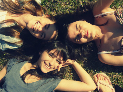 那个陪你逛街试衣服的人，那个能把你每一瓶指甲油都试一遍的人， 那个总为了晚上吃什么，能和你纠结一下午的人，那个你请吃饭都挑不贵的地方，会宰男人可不会宰你的人，那个你有异性没人性时不会想起她，可受伤后会第一时间陪你舔伤口的人……这就是闺蜜，请好好珍惜！！！