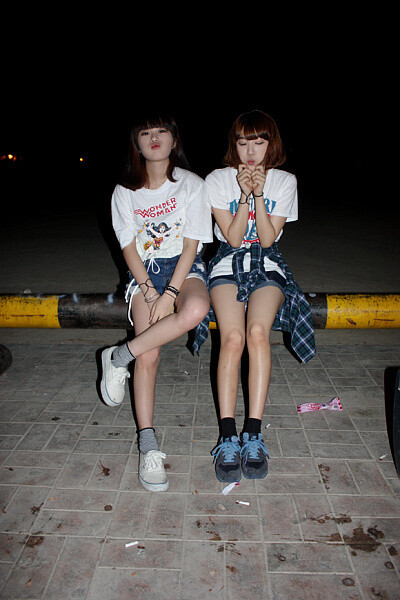 那个陪你逛街试衣服的人，那个能把你每一瓶指甲油都试一遍的人， 那个总为了晚上吃什么，能和你纠结一下午的人，那个你请吃饭都挑不贵的地方，会宰男人可不会宰你的人，那个你有异性没人性时不会想起她，可受伤后会…