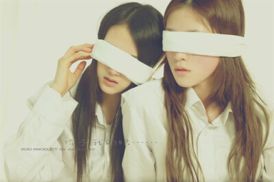 那个陪你逛街试衣服的人，那个能把你每一瓶指甲油都试一遍的人， 那个总为了晚上吃什么，能和你纠结一下午的人，那个你请吃饭都挑不贵的地方，会宰男人可不会宰你的人，那个你有异性没人性时不会想起她，可受伤后会…