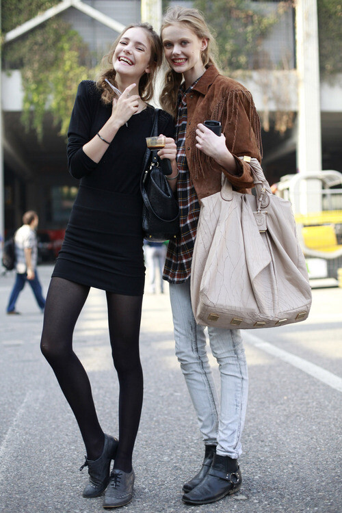 那个陪你逛街试衣服的人，那个能把你每一瓶指甲油都试一遍的人， 那个总为了晚上吃什么，能和你纠结一下午的人，那个你请吃饭都挑不贵的地方，会宰男人可不会宰你的人，那个你有异性没人性时不会想起她，可受伤后会第一时间陪你舔伤口的人……这就是闺蜜，请好好珍惜！！！