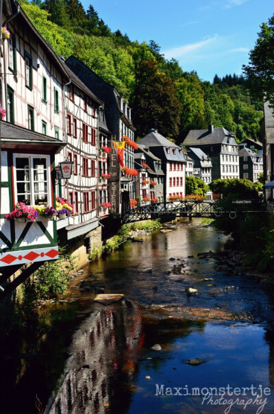 Monschau, Germany。德国蒙绍，靠近比利时边境的一个德国小镇。童话般的欧洲小镇蒙绍有着13世纪的城堡，覆盖着草木的房子，灰色石板的桥，历史悠久的博物馆和被花草装饰的市场。蒙绍，伴着鲁尔溪而建的小镇，700年溪…