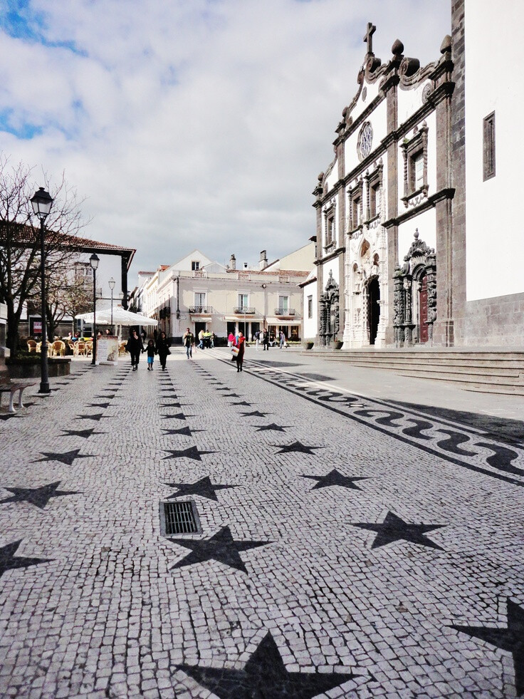 Ponta delgada, Sao Miguel, Azores Portugal(photo by Solange Fernandes)。蓬塔德尔加达港是亚速尔群岛的首府，位于位于圣米格尔岛，整个群岛由圣米格尔、圣玛丽亚、法来尔、皮库、圣若热、特塞拉、格拉西奥萨、弗洛里斯和科尔武9个主要岛屿组成，总面积为2300多平方公里，人口约25万。是15世纪葡萄牙阿齐兹王朝时，航海家亨利王子领导下的伟大海洋探险中被发现的而取得其归属权的。长期以来，该群岛一直是大西洋航线的重要补给点。如今，这里已经成为度假胜地。