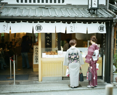 为商品停驻脚步的少妇----小纹和服