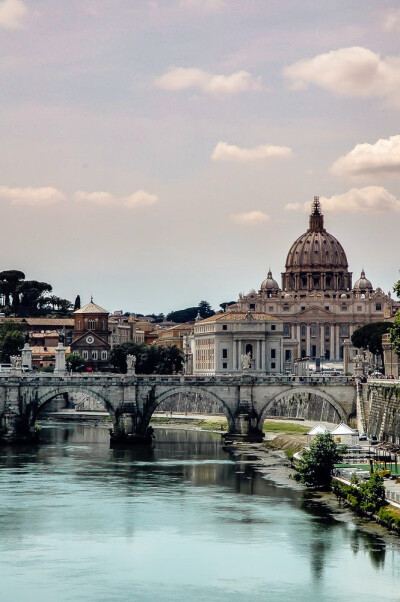 Rome, Italy 。意大利罗马，是意大利首都，有许多风格独特的区域，但几乎没有哪座城市能像它那样让你能更容易地融入当地。显赫一时的古罗马帝国，有被誉为世界第八大奇迹的古罗马竞技场，有极富魅力的雕塑般完美的男…