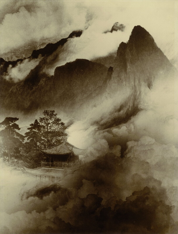 《仙山楼阁》，郎静山（1892年—1995年），浙江兰溪人，中国最早的摄影记者。郎静山创立的集锦摄影，在世界摄坛上独树一帜。一生酷爱摄影，共有1000多幅次作品在世界的沙龙摄影界展出。曾经获得美国纽约摄影学会颁赠的1980年世界十大摄影家称号。他是以中国绘画的原理，应用到摄影上第一个人。为了反映时空中各种不同的“气”，郎静山发明了复杂的“集锦摄影”，并赢得了“影中有画，画中有影”的赞誉。