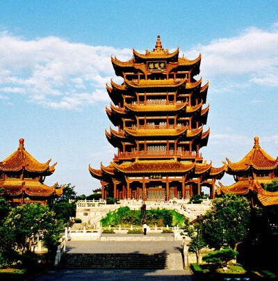 【湖南--岳阳楼】（Yueyang Tower）位于湖南岳阳西门城头，紧靠洞庭湖畔，始建于三国东吴时期。自古有“洞庭天下水，岳阳天下楼”之誉，与湖北武汉黄鹤楼、江西南昌滕王阁并称为“江南三大名楼”。北宋范仲淹脍炙人…