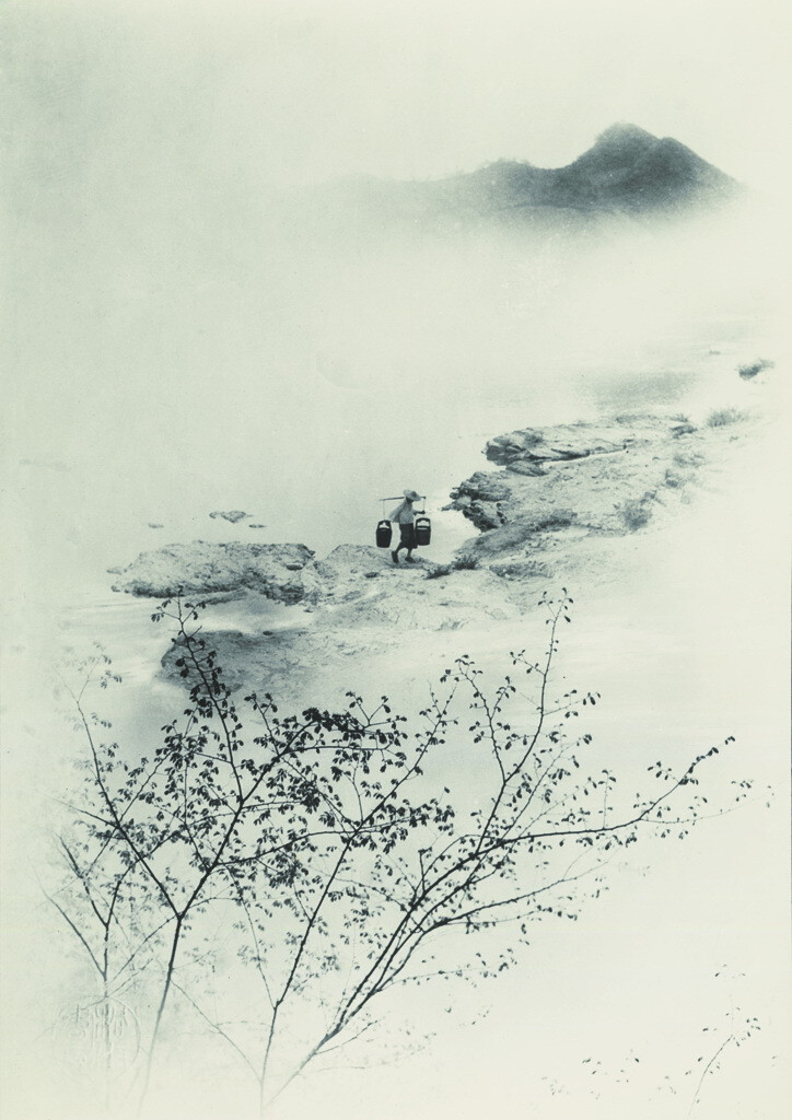 《晓汲清江》，郎静山（1892年—1995年），浙江兰溪人，中国最早的摄影记者。郎静山创立的集锦摄影，在世界摄坛上独树一帜。一生酷爱摄影，共有1000多幅次作品在世界的沙龙摄影界展出。曾经获得美国纽约摄影学会颁赠的1980年世界十大摄影家称号。他是以中国绘画的原理，应用到摄影上第一个人。为了反映时空中各种不同的“气”，郎静山发明了复杂的“集锦摄影”，并赢得了“影中有画，画中有影”的赞誉。