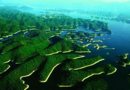 【浙江--千岛湖】千岛湖风景区群山绵延，森林繁茂，绿化率 100% ，湖区573平方公里的湖水晶莹透澈，能见度达12米，属国家一级水体， 被赞誉为“天下第一秀水”。2009年，千岛湖以1078个岛屿入选世界纪录协会世界上最多岛屿的湖，创造了世界之最。