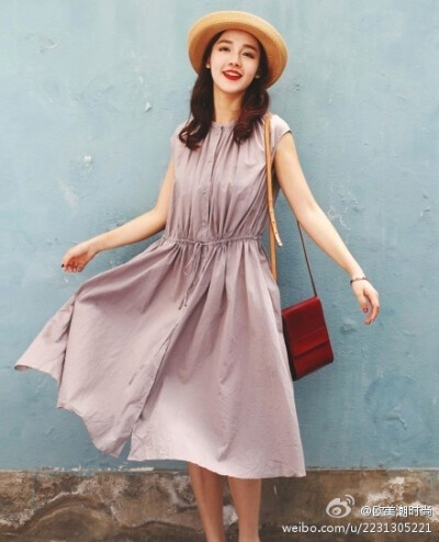 年轻的时候，连多愁善感都要渲染的惊天动地。长大后却学会，越痛，越不动声色。越苦，越保持沉默。