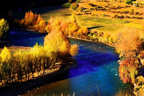  【四川--稻城·亚丁】稻城亚丁位于四川甘孜藏族自治州南部，地处著名的青藏高原东部，横断山脉中段，属国家级自然保护区，省级风景名胜区，被誉为“最后的香格里拉”、 “蓝色星球上最后一片净土”。