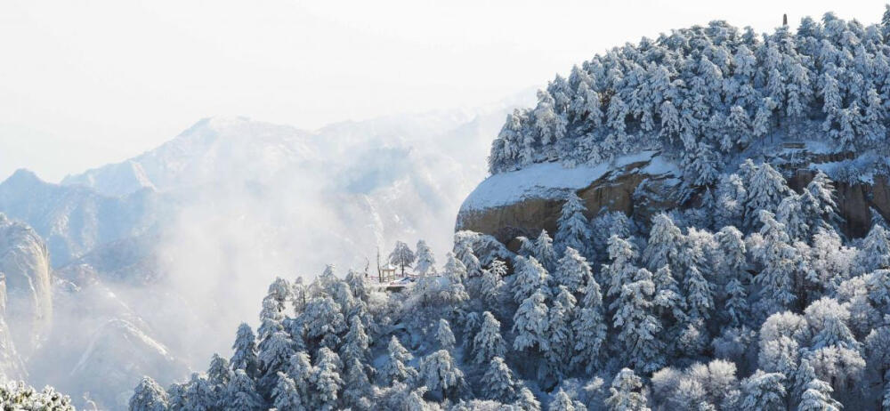 【陕西--华山】（亦称太华山，华通花），又称西岳，为五岳之一，海拔2154.9米，位于中国陕西省渭南市华阴市城南，西距西安市120公里，秦、晋、豫黄河三角洲交汇处，南接秦岭，北瞰黄河，扼西北进出中原之门户。华山山体倚天拔地，四面如削，更有千尺幢、百尺峡、苍龙岭、鹞子翻身、长空栈道等十分险峻之地，被誉为“奇险天下第一山”。凭藉大自然风云变换的装扮，华山的千姿万态被有声有色的勾画出来，是国家级风景名胜区。