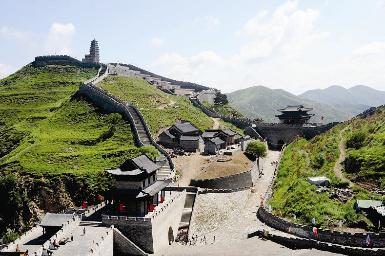 【山西--雁门关】又被称为西陉关，位于山西省忻州市代县以北20公里处的雁门山中，是全国重点文物保护单位。“天下九塞，雁门为首。”作为长城重要关隘，雁门关与宁武关、偏关合称为“外三关”，它北依雁北高原，南屏忻定盆地，是历朝历代镇守边关的咽喉。