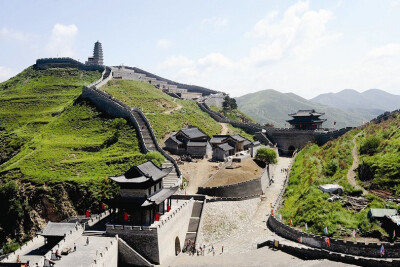 【山西--雁门关】又被称为西陉关，位于山西省忻州市代县以北20公里处的雁门山中，是全国重点文物保护单位。“天下九塞，雁门为首。”作为长城重要关隘，雁门关与宁武关、偏关合称为“外三关”，它北依雁北高原，南屏…