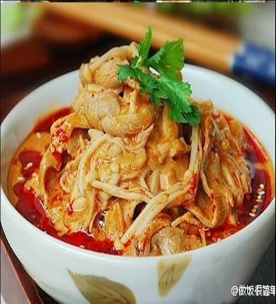 【麻酱金针肥牛】 水加热至沸腾，肥牛片焯烫至变色捞出；金针菇洗净，过沸水焯烫30秒，捞出沥干水分；芝麻酱逐渐加入凉开水，调至适宜浓稠度，再加入油泼蒜泥、海鲜酱油、辣椒油、香油、白芝麻混合均匀，制成调味汁…