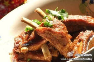 【秘制烧排骨】 1.排骨控干水分，炒锅烧3成热时，放入排骨，中火开始炒 2.排骨变色出现水分，调小火力继续翻炒，加入红糖、酱油 3.加入热水，水量以没过排骨为准，放入葱、姜、干辣椒、八角、草果 4.转小火，炖40分钟 5.排骨软烂后，转大火将汤汁全收干，同时翻炒。出锅前淋入香醋拌匀即可