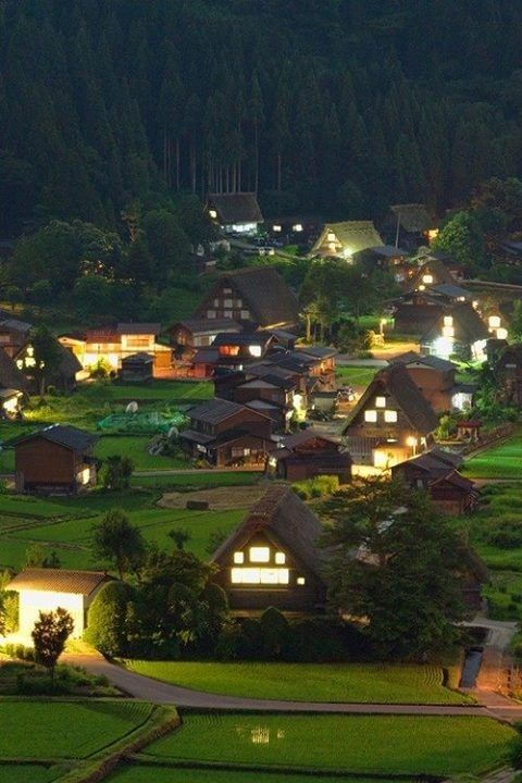 【日本--白川乡合掌村】Shirakawa Village, Japan。白川乡位於日本中部的岐阜县白山山麓，是个四面环山、水田纵横、河川流经的安静山村。这各山村的特别之处即是有名的「合掌造」，是日本传统乡村的建筑。「合掌建筑」指的是将两个建材合併成叉手三角形状且用稻草芦苇来舖屋顶，在白川地区又被称為「切妻合掌建筑」，其特徵是两边的屋顶像是一本打开的书一样，成一个三角形状，这也是因应白川地区雪茫的自然条件而发展出来的。