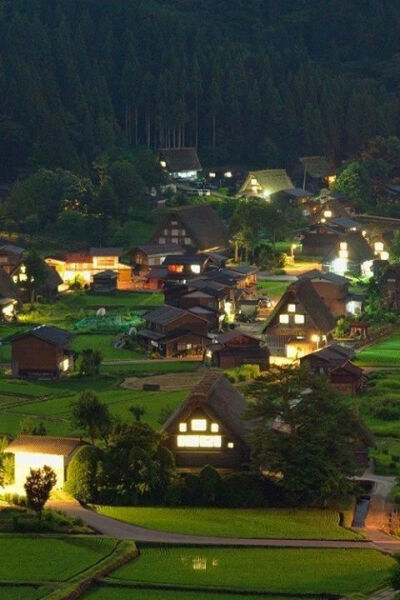 【日本--白川乡合掌村】Shirakawa Village, Japan。白川乡位於日本中部的岐阜县白山山麓，是个四面环山、水田纵横、河川流经的安静山村。这各山村的特别之处即是有名的「合掌造」，是日本传统乡村的建筑。「合掌建筑…
