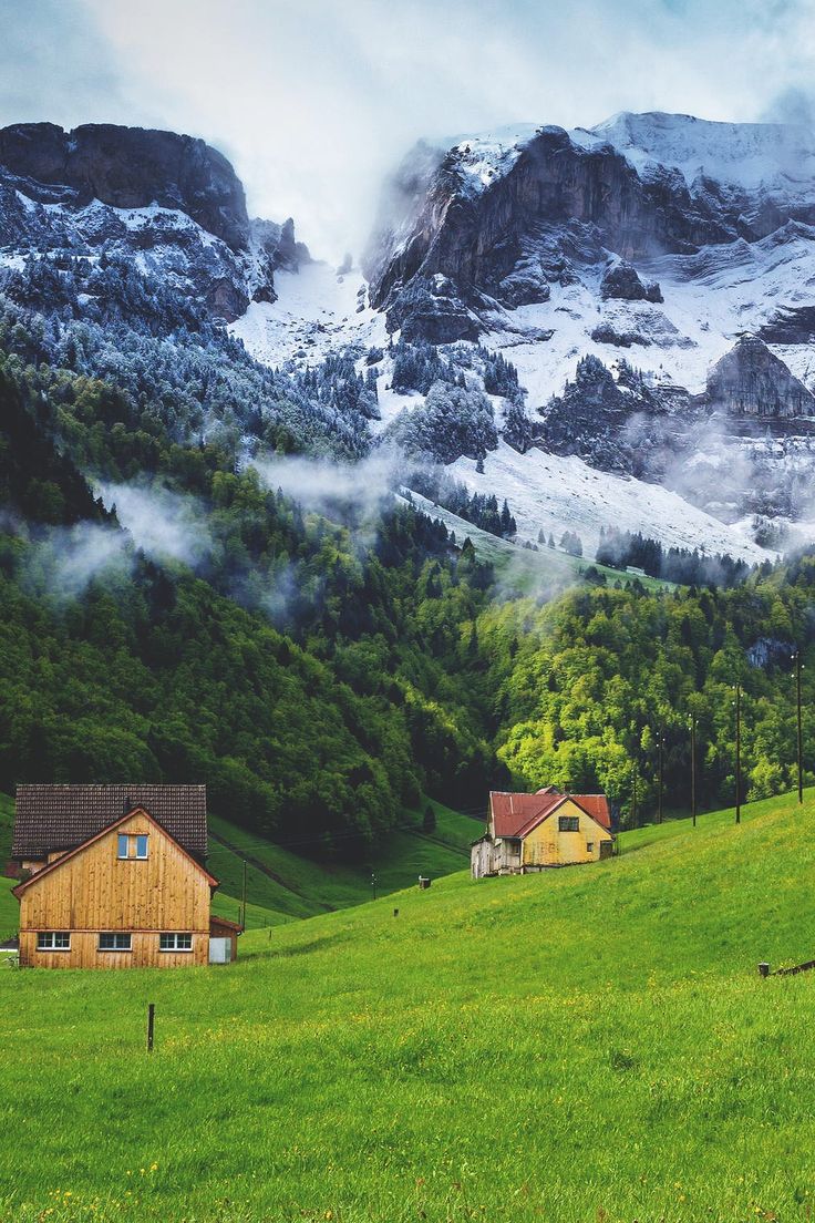 【瑞士--阿彭策尔小镇】Appenzellerland, Switzerland。瑞士阿彭策尔小镇位于瑞士东北部的阿彭策尔地区，离德国边境很近，这里没有4000米高的山峰。也没有冰河，可以说是个与瑞士的旅游开发无缘之地。但正因为如此，这里至今仍然保留着古代瑞士的美丽景观。在这里一幢幢粉刷亮丽色彩的房屋，与周边叠绕的丘陵，舒缓的牧场构成了质朴的瑞士乡村的完美画面。