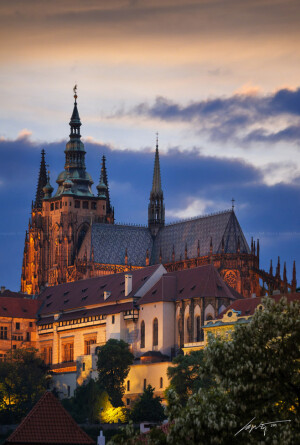 【捷克--布拉格 圣维特大教堂】Katedrala st.Vita, Prague, Czech Republic。捷克布拉格 圣维特大教堂，位于维而塔瓦河西岸的布拉格城堡内，是布拉格城堡最重要的地标之一，建筑将近700年，圣维塔大教堂是布拉格城堡最有“建筑之宝”的美誉，除了丰富的建筑特色外，也是布拉格城堡王室加冕与辞世后长眠之所。从大教堂高耸入云的尖塔、内部屋顶交错的横梁和外面的飞拱 (flying buttress) 结构，不难辨认它属于典型的哥德式建筑，大门上的拱柱等装饰都很华丽。布拉格王室的加冤仪式在此举行，以往王室的遗体也安葬于此，这里还保存着国王的王冠和加冕用的权杖等。