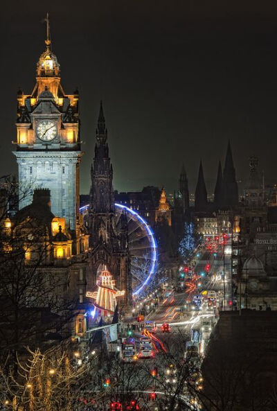 【苏格兰--爱丁堡王子街】Princes Street, Edinburgh, Scotland。爱丁堡最繁华的街道，店铺林立。王子街把爱丁堡分为新旧二城，北面分为新城，南面为旧城。王子街素有“全球景色最佳的马路”之称。