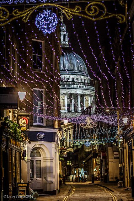 【英国--圣保罗座堂】（英语：St Paul's Cathedral；另译为圣保罗大教堂），是英国圣公会伦敦教区的主教座堂，坐落于英国伦敦市，巴洛克风格建筑的代表，以其壮观的圆形屋顶而闻名。 现存建筑建于17世纪 。图为圣诞节，伦敦圣保罗大教堂的街景。