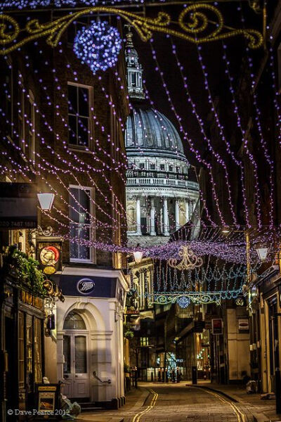 【英国--圣保罗座堂】（英语：St Paul's Cathedral；另译为圣保罗大教堂），是英国圣公会伦敦教区的主教座堂，坐落于英国伦敦市，巴洛克风格建筑的代表，以其壮观的圆形屋顶而闻名。 现存建筑建于17世纪 。图为圣诞…