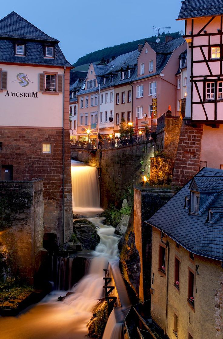 【德国--萨尔堡】Saarburg, Germany。是德国莱茵兰-普法尔茨州的一个市镇。莱茵兰-普法尔茨州位于德国西部，莱茵河在莱茵兰-普法尔茨州境内有290公里长，构成了该州的经济大动脉。莱茵兰意为莱茵河流域的土地。