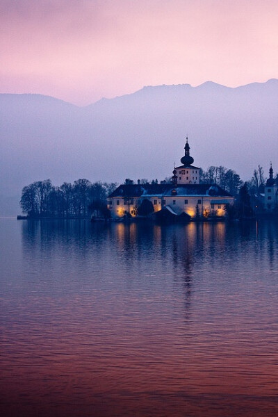 【南斯拉夫王国--布莱德岛】Bled Island, Lake Bled, Slovenia。斯洛文尼亚西北部上卡尼鄂拉地区的布莱德岛，是斯洛文尼亚唯一一座天然岛屿，位于布莱德湖，岛上有几座建筑，最大的是圣母升天教堂，像童话世界般美好…