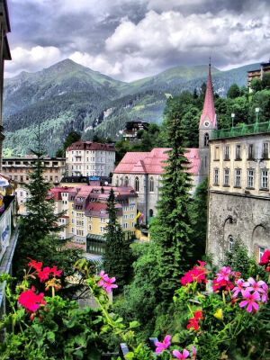 【奥地利--加斯泰因河谷】Gastein, Austria。又译作加施泰因河谷；德语作Gasteinertal。在奥地利萨尔斯堡(Salzburg)州境内，萨尔察赫(Salzach)河河谷旁支，沿陶恩(Hohe Tauern)山北坡，有加施泰因河穿过。是以巴德加施泰因(Bad gastein)和巴特霍夫加施泰因二疗养地为中心的著名风景区。