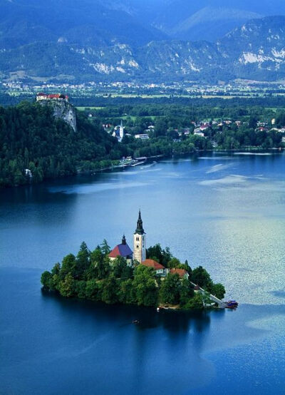 【斯洛文尼亚--布莱德岛】Bled Island, Lake Bled, Slovenia。斯洛文尼亚西北部上卡尼鄂拉地区的布莱德岛，是斯洛文尼亚唯一一座天然岛屿，位于布莱德湖，岛上有几座建筑，最大的是圣母升天教堂，像童话世界般美好。