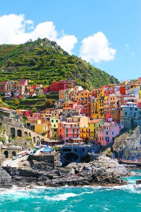 【意大利--五渔村】Cinque Terre, Italy。（意大利语：Cinque Terre，又译：五乡地、五村镇）位于意大利利古里亚大区(Liguria)拉斯佩齐亚省海沿岸地区，是蒙特罗索（Monterosso al Mare）、韦尔纳扎（Vernazza）、科尔尼利亚（Corniglia）、马纳罗拉（Manarola）及里奥马焦雷（Riomaggiore）这五个悬崖边上的村镇的统称。1997年，五村镇和韦内雷港（Portovenere）、帕尔马里亚群岛（Palmaria）、蒂诺岛（Tino）、提尼托岛（Tinetto）一起被联合国教科文组织列入世界文化遗产名录，1999年被辟为国家公园