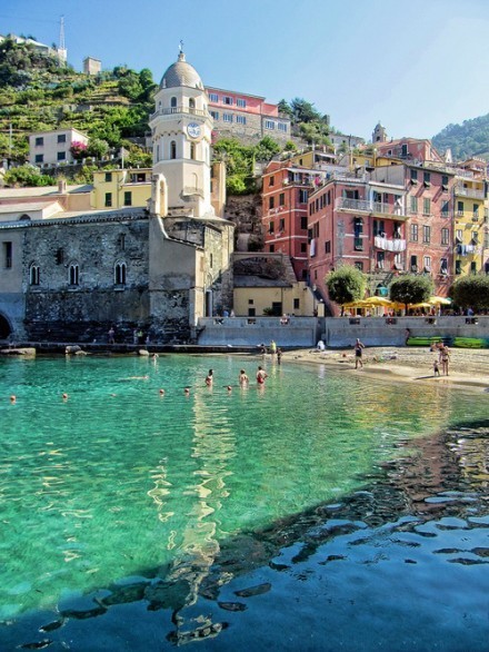 【意大利--五渔村】Cinque Terre, Italy。（意大利语：Cinque Terre，又译：五乡地、五村镇）位于意大利利古里亚大区(Liguria)拉斯佩齐亚省海沿岸地区，是蒙特罗索（Monterosso al Mare）、韦尔纳扎（Vernazza）、科尔尼利亚（Corniglia）、马纳罗拉（Manarola）及里奥马焦雷（Riomaggiore）这五个悬崖边上的村镇的统称。1997年，五村镇和韦内雷港（Portovenere）、帕尔马里亚群岛（Palmaria）、蒂诺岛（Tino）、提尼托岛（Tinetto）一起被联合国教科文组织列入世界文化遗产名录，1999年被辟为国家公园