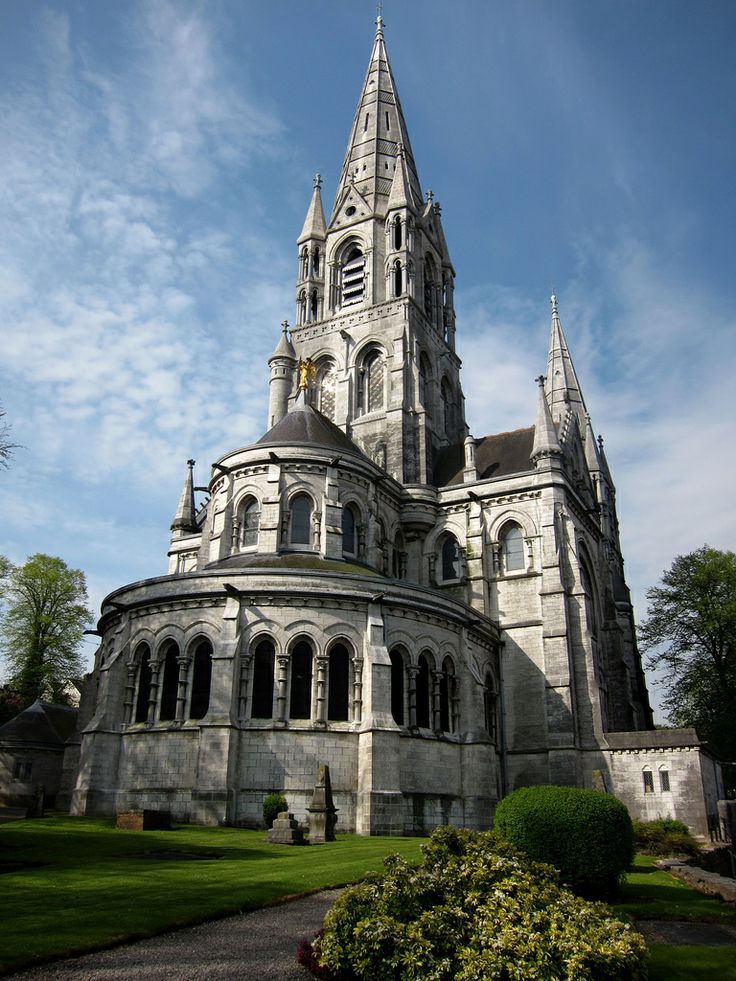 St Fin Barre's Cathedral, Cork, Ireland。爱尔兰科克圣芬巴尔教堂。教堂于1870年落成，而现在这里已经成为居民礼拜仪式和祈祷的重要场所，而且它还保留着一个有一个世纪古老的唱诗班传统。