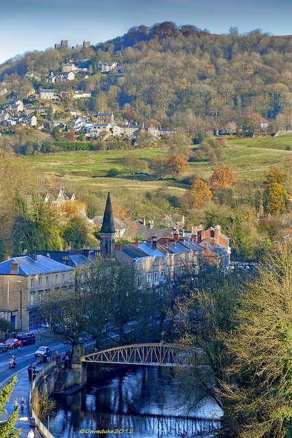 Matlock Bath, Derbyshire, England。英格兰德比郡马特洛克巴斯。马特洛克巴斯位于英国中部的德比郡，房屋傍山而建，顺从与热爱自然的姿态。这里有一条具有标志意义的河流River Derwent, 仪态万千。1832年，时为公主的维多利亚造访了小镇，12年之后，又以女王的身份再次访问，小镇因女王圣眷而名声鹊起。风起时，满山的绿树摇曳，枝叶相碰的哗哗声，River Derwent咕咕咚咚的水泄声，讲述的正是历史上那辉煌的无法释怀的片段。