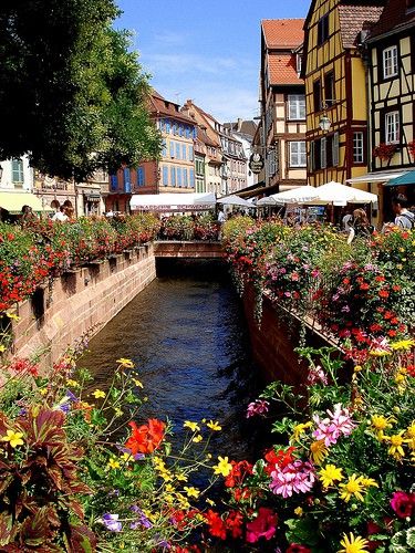 Colmar, Alsace, France。科尔马是法国东北部阿尔萨斯的一个小镇，地处平原，重要的葡萄酒市场。有铁路经过，设有纺织工业学校。科尔马是最浪漫的地区之一，因其境内运河和花船而得名。从桥上可以看到以前船夫和洗衣店在水中的倒影，景色美丽。动画电影《哈尔的移动城堡》中的小镇原型就是法国的科尔马。