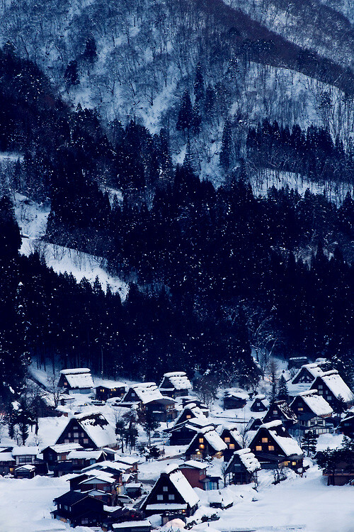 Shirakawa Village, Japan。日本白川乡合掌村。白川乡位於日本中部的岐阜县白山山麓，是个四面环山、水田纵横、河川流经的安静山村。这各山村的特别之处即是有名的「合掌造」，是日本传统乡村的建筑。「合掌建筑」指的是将两个建材合併成叉手三角形状且用稻草芦苇来舖屋顶，在白川地区又被称為「切妻合掌建筑」，其特徵是两边的屋顶像是一本打开的书一样，成一个三角形状，这也是因应白川地区雪茫的自然条件而发展出来的。