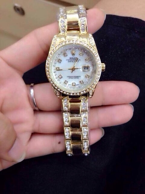 国际品牌高档女士腕表买二送一，价格一共900元