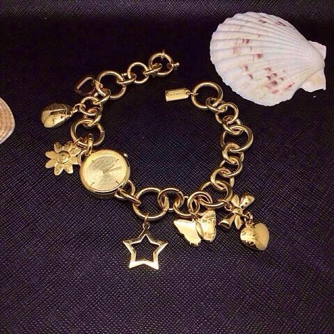 国际品牌高档女士腕表买二送一，价格一共900元