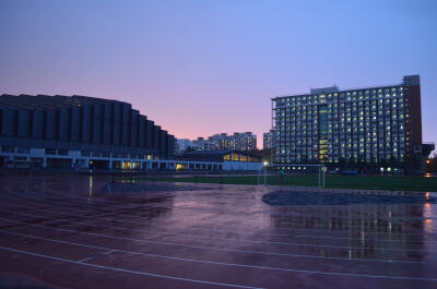 霞色。微雨。