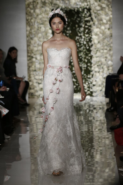 Reem Acra Bridal Fall 2015。雷姆·阿克拉2015秋冬婚纱发布。蕾丝与镂空设计在性感中不失端庄优雅。