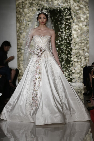 Reem Acra Bridal Fall 2015。雷姆·阿克拉2015秋冬婚纱发布。蕾丝与镂空设计在性感中不失端庄优雅。