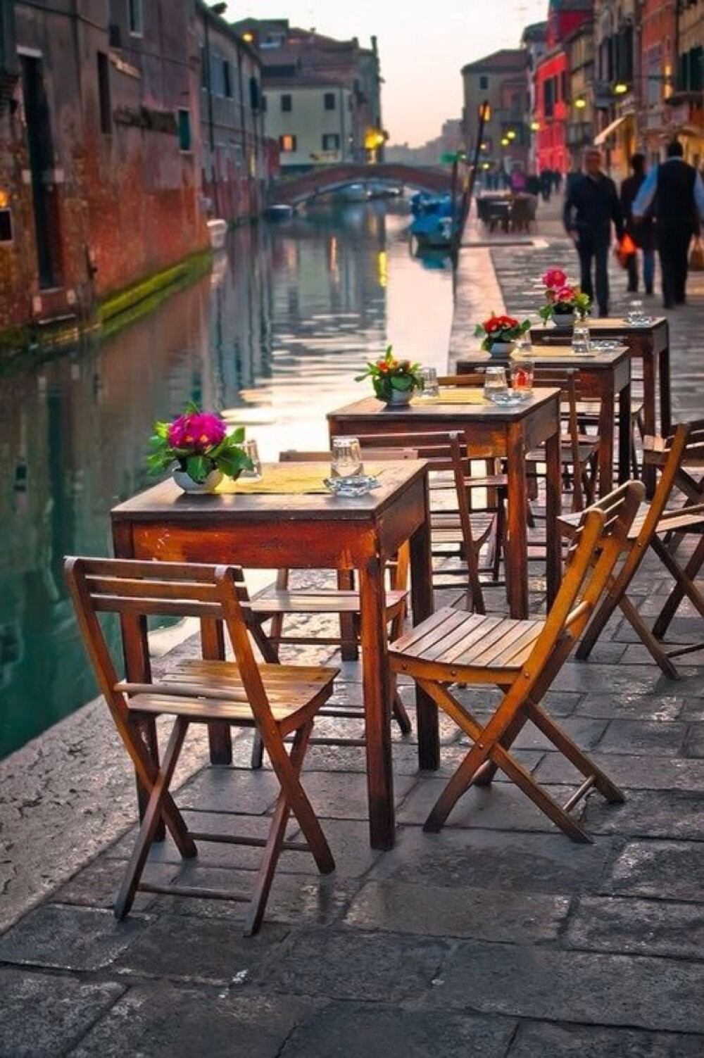 威尼斯运河边的咖啡馆。